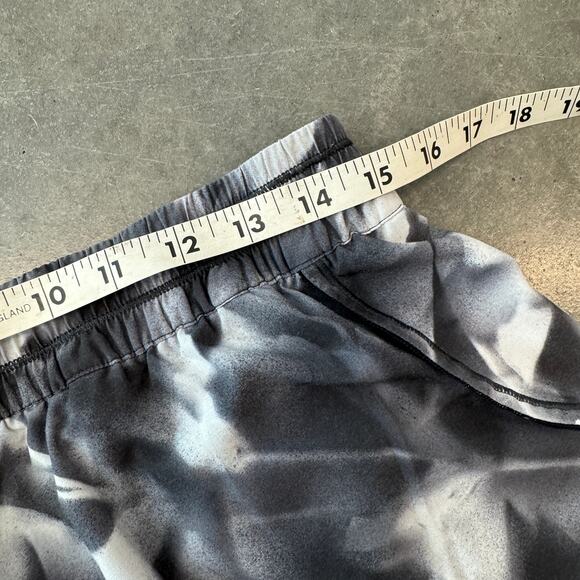 Lululemon Seek the Heat II Hotty Mini Athletic Running 2.5" Black White Shorts 8 - Picture 5 of 6